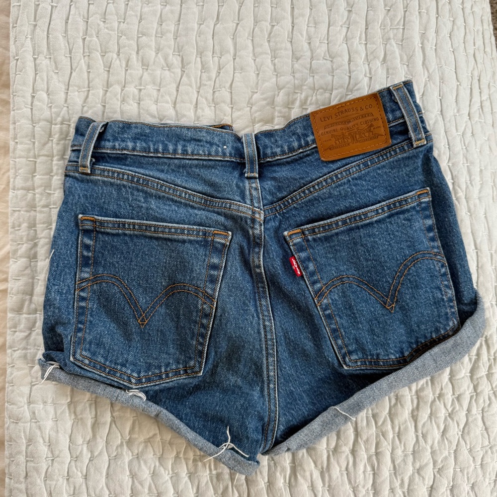 Levi's Ribcage Shorts - Picture 4 of 6